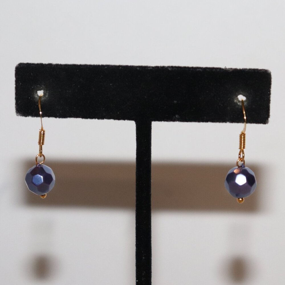 Beautiful NWOT gold and blue dangle bead charm hook earrings 1"